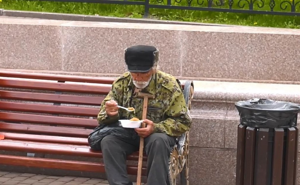 Бездомного гражданина Казахстана на Сахалине не могут ни легализовать, ни отправить на родину