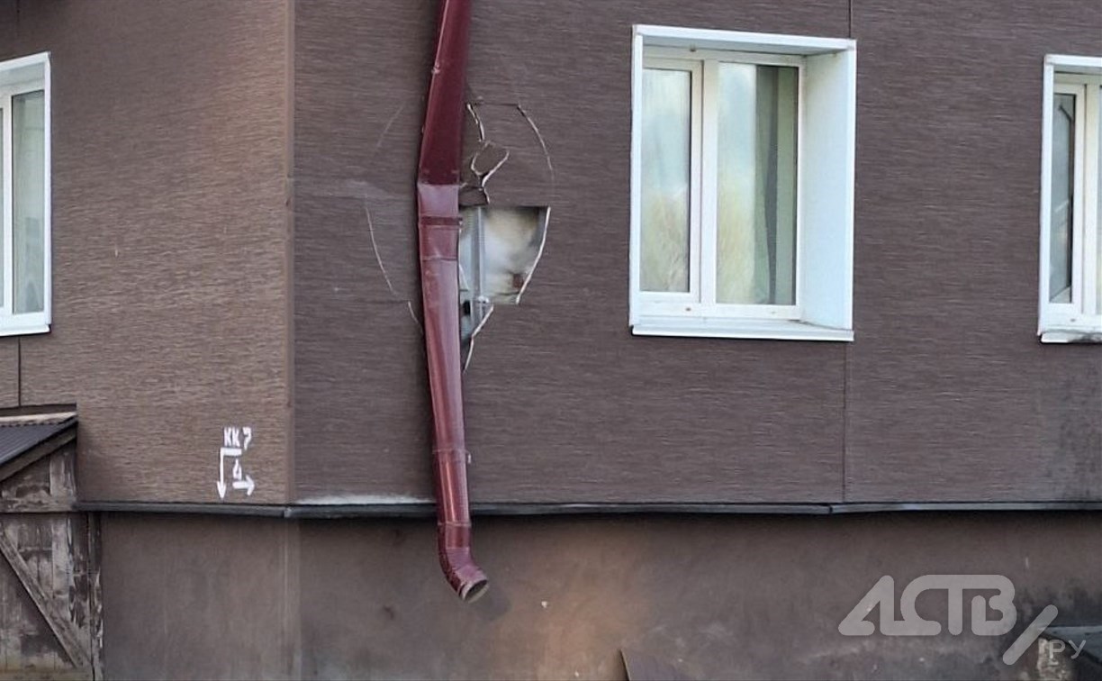 Повреждённый мусоровозом фасад дома отремонтируют в Холмске