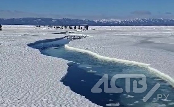 "Опять рвануло": спасатели на Сахалине выдвинулись к оторвавшейся льдине с рыбаками