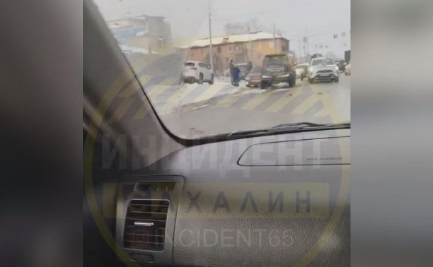 "Что он делает на встречке?": ДТП произошло на улице Железнодорожной в Южно-Сахалинске