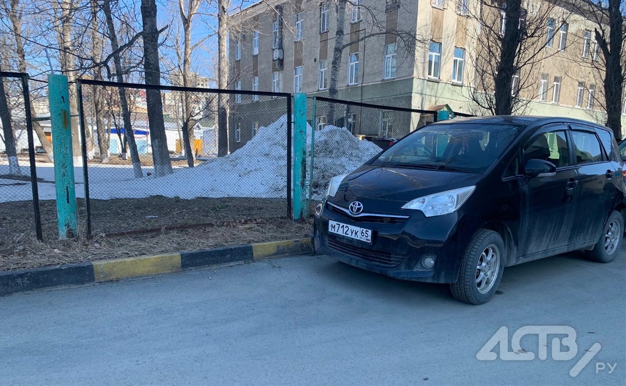 Неизвестный столкнулся с Toyota Ractis и скрылся с места ДТП в Южно-Сахалинске