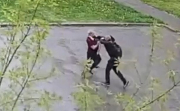 "Бои без правил": в одном из дворов Южно-Сахалинска мужчины выясняли отношения прямо под камерой