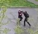 "Бои без правил": в одном из дворов Южно-Сахалинска мужчины выясняли отношения прямо под камерой 