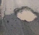 Сахалинец пробил два колеса на "сумасшедших" ямах в Макаровском районе