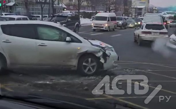 Серьёзное ДТП произошло на перекрёстке в Южно-Сахалинске