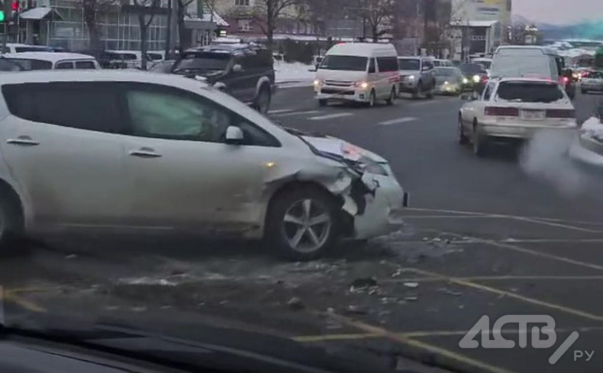 Серьёзное ДТП произошло на перекрёстке в Южно-Сахалинске