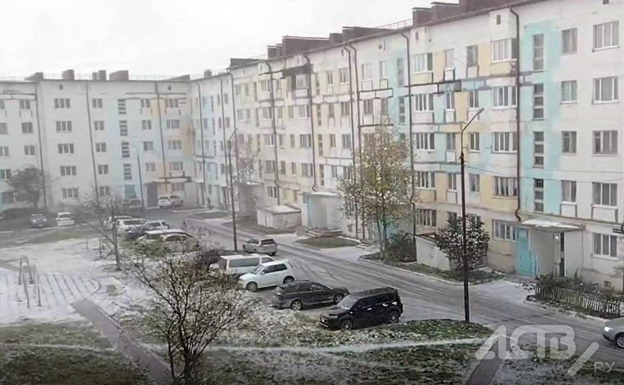 Первый снег и ураганный ветер: в Оху пришла зима 