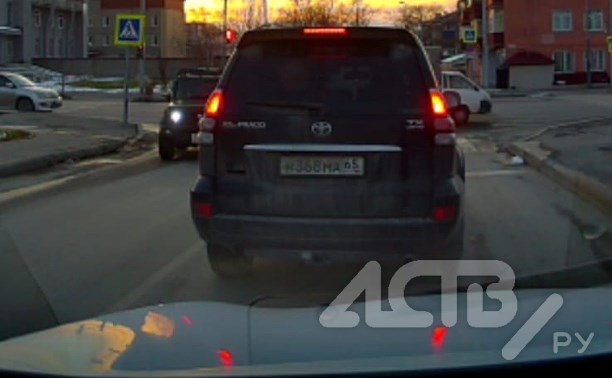 Водитель внедорожника в Южно-Сахалинске "выгнал" на встречку автомобилиста, который его не пропустил