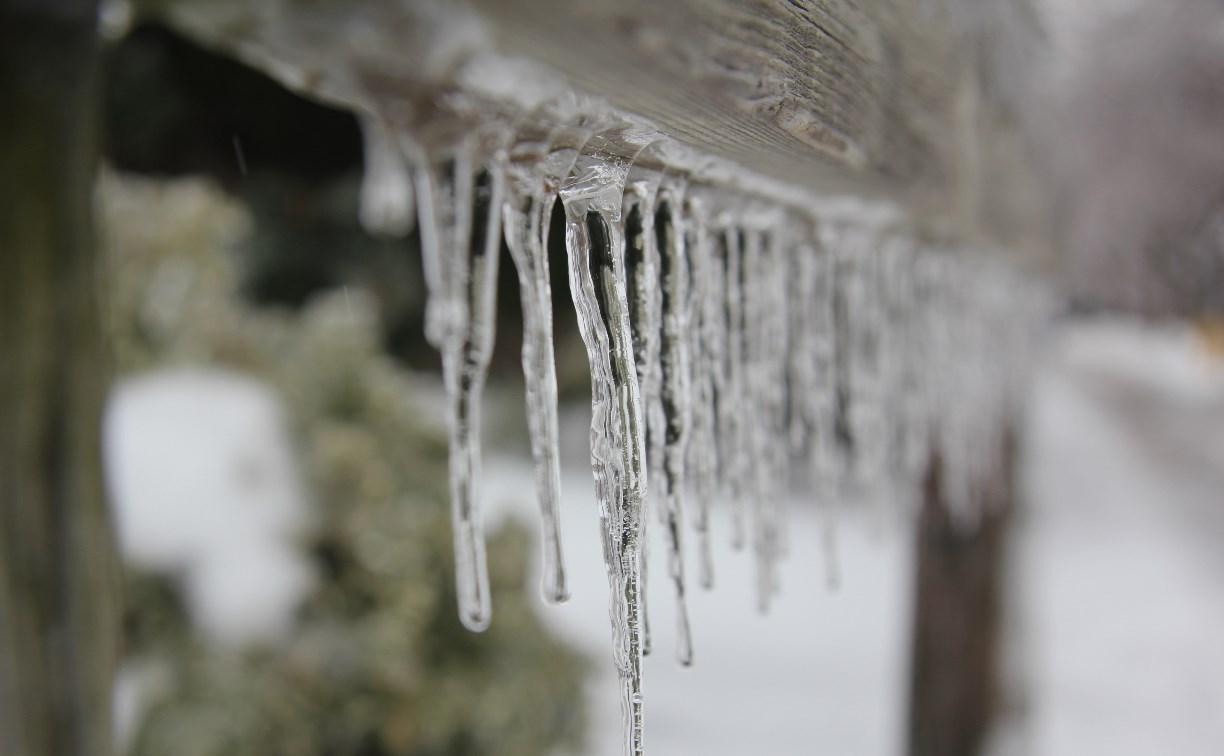 На Сахалине упавшие сосульки могут довести собственников домов и УК до уголовной статьи