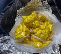 425 свёртков с "кокосовыми" наркотиками нашли у 19-летнего пассажира авто на Сахалине