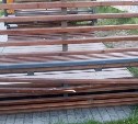 "Это были школьники": в Холмске нашли вандалов, которые сломали перголу 