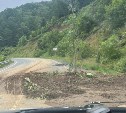 Съехавший грунт с деревьями убрали с трассы в Невельском районе