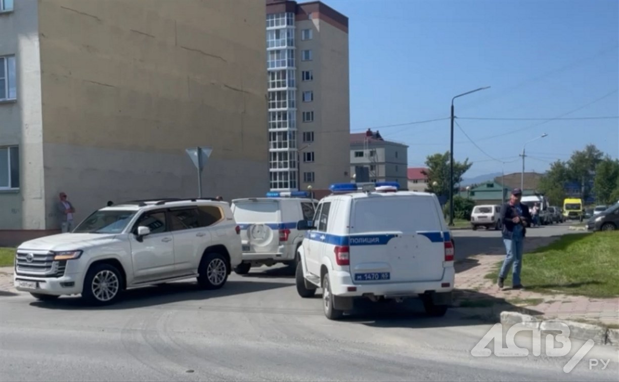 В Южно-Сахалинске оперативные службы съехались к многоэтажке - причины неизвестны 