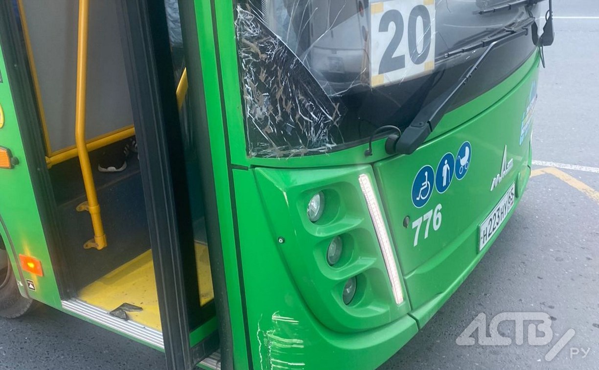 Очевидцы: зелёный автобус в Южно-Сахалинске врезался в ограждение 