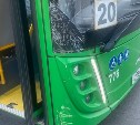 Очевидцы: зелёный автобус в Южно-Сахалинске врезался в ограждение 