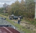 Внедорожник улетел в кювет и опрокинулся, столкнувшись с многотонником на Сахалине