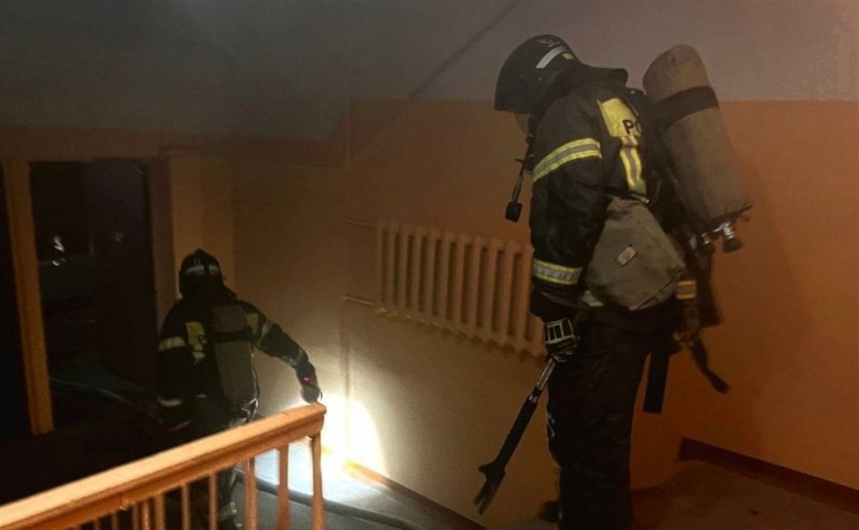 Три пожарных расчёта съезжались к жилому дому в Южно-Сахалинске Три пожарных расчёта съезжались к жилому дому в Южно-Сахалинске