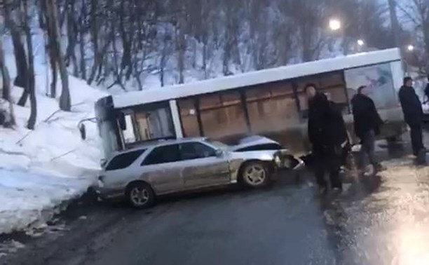 Автобус с пассажирами врезался в иномарку на Сахалине