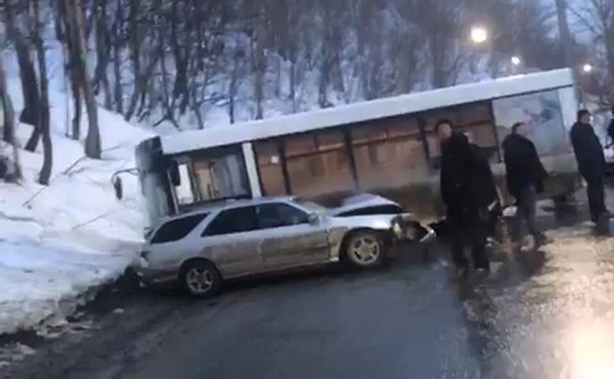 Автобус с пассажирами врезался в иномарку на Сахалине