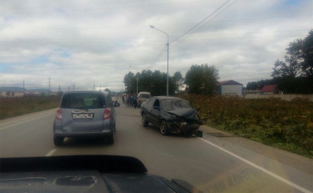 Автомобиль с женщиной и ребенком вылетел в кювет в Южно-Сахалинске