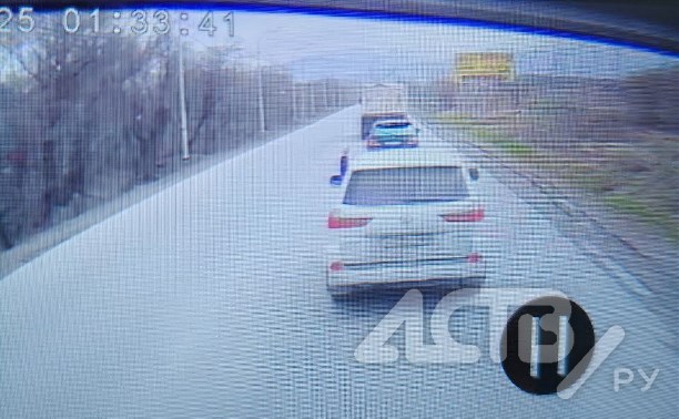 Большегруз в Южно-Сахалинске едва не вылетел с дороги из-за гонщика на внедорожнике