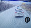 Большегруз в Южно-Сахалинске едва не вылетел с дороги из-за гонщика на внедорожнике