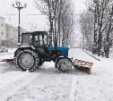 Дорожная техника вышла на расчистку Южно-Сахалинска во время снегопада