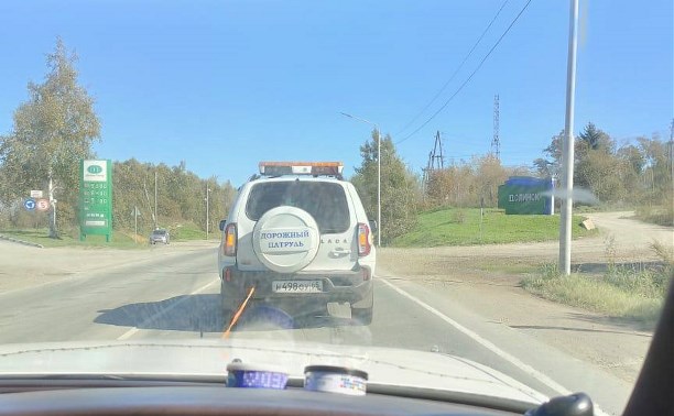Стоял несколько часов, никто не отозвался: "Дорожный патруль" помог водителю в Долинске