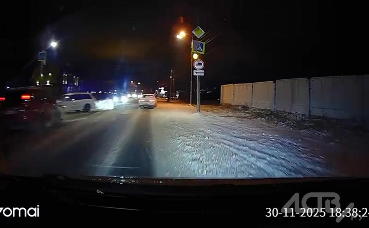 Два автомобиля кружились в "вальсе" в Южно-Сахалинске и подбили ограждение