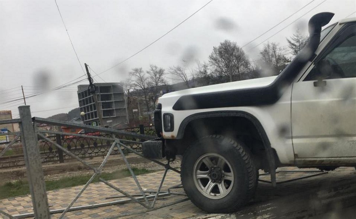 Автомобиль пробил дорожное ограждение в Южно-Сахалинске