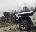 Автомобиль пробил дорожное ограждение в Южно-Сахалинске