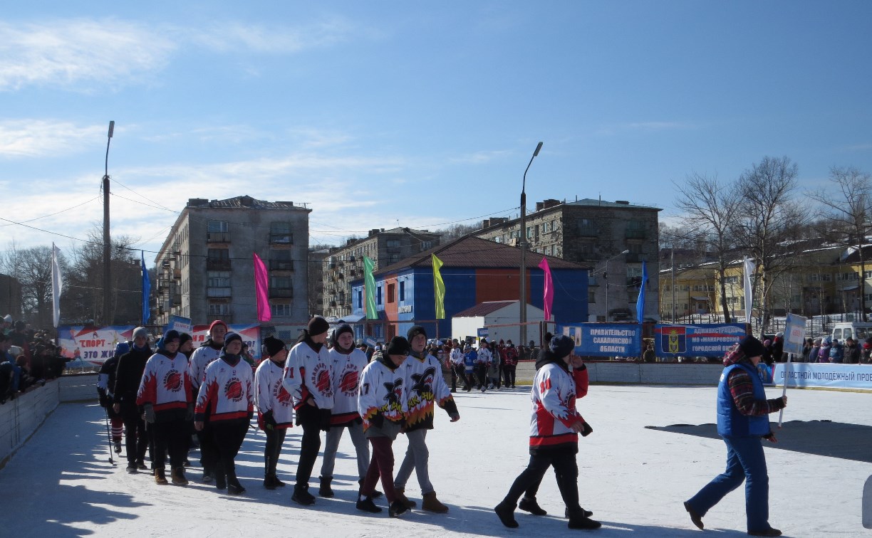 Областной турнир детских дворовых команд по хоккею с шайбой проходит в Макарове