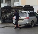 Toyota Land Cruiser завалился на бок при ДТП в Южно-Сахалинске