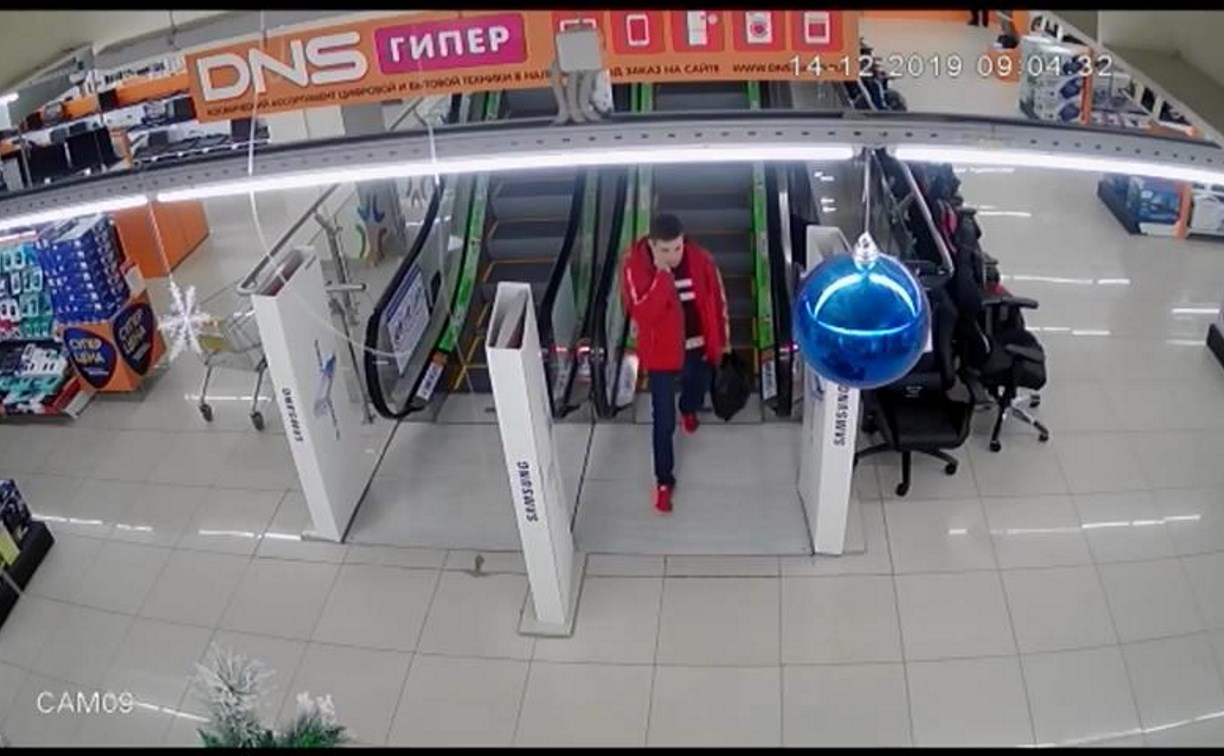 Подозреваемого в краже денег из кассы магазина ищут в Южно-Сахалинске