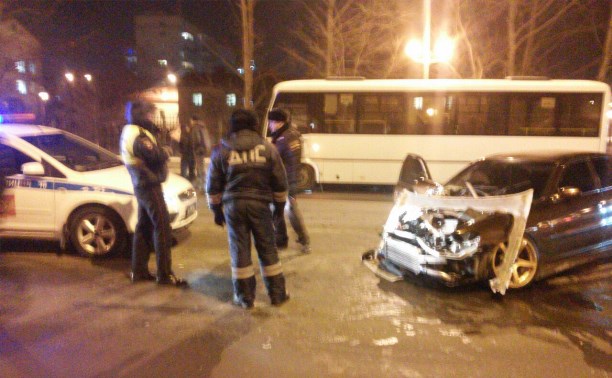 Toyota Cresta и автобус столкнулись в Южно-Сахалинске