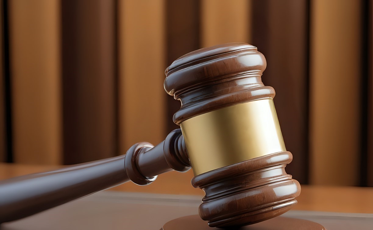 Суд взыскал с бывшего жильца почти 284 тысячи рублей за порчу квартиры в Поронайске