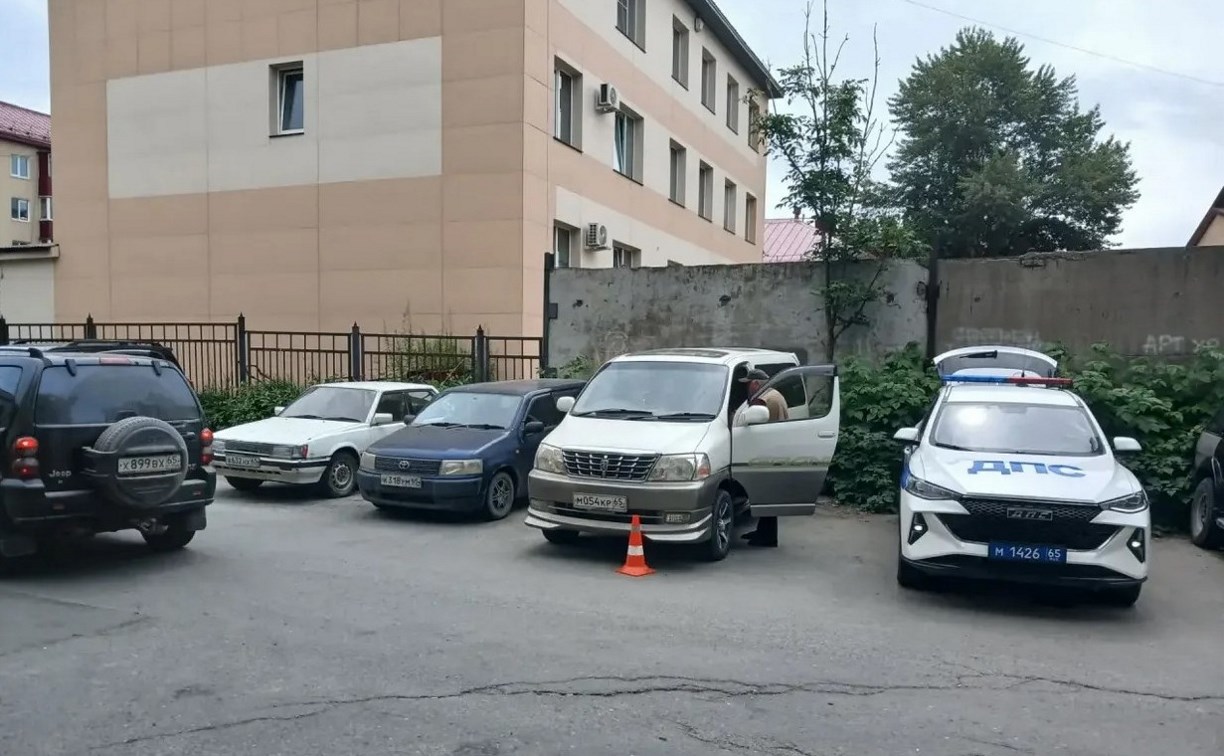 Неизвестный повредил припаркованный Toyota Hiace в Южно-Сахалинске и сбежал - поиск очевидцев 