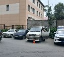 Неизвестный повредил припаркованный Toyota Hiace в Южно-Сахалинске и сбежал - поиск очевидцев 