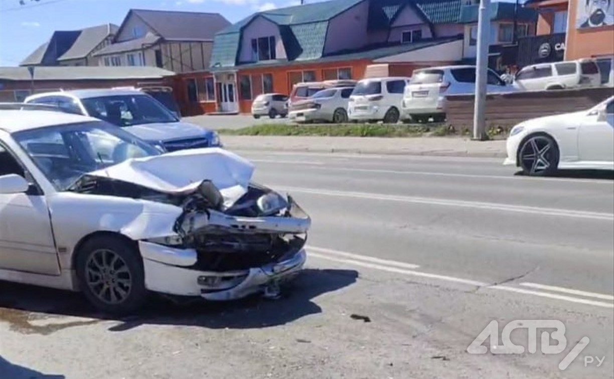 В Южно-Сахалинске не разъехались Toyota Caldina и грузовик