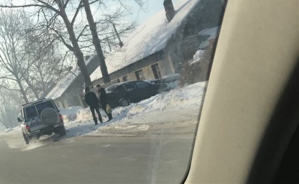 Toyota врезалась в забор в Южно-Сахалинске