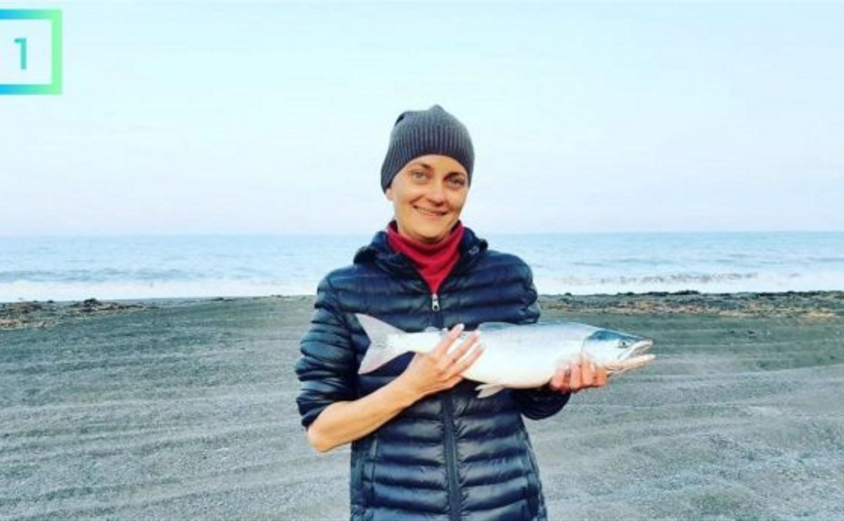 На звание лучшей рыбачки Дальнего Востока претендует сахалинка, которая ловит лосось руками
