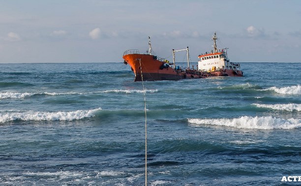 К танкеру "Надежда" в Невельск идут спасательное судно и водолазный катер