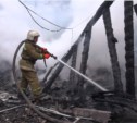 Несколько пожарных расчетов боролись с огнем на бывшей фабрике в Южно-Сахалинске (ВИДЕО)