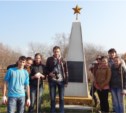 Корсаковская молодежь приняла участие в акции по благоустройству воинских захоронений