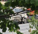 Минивэн столкнулся лоб в лоб с коммунальным КамАЗом в Южно-Сахалинске