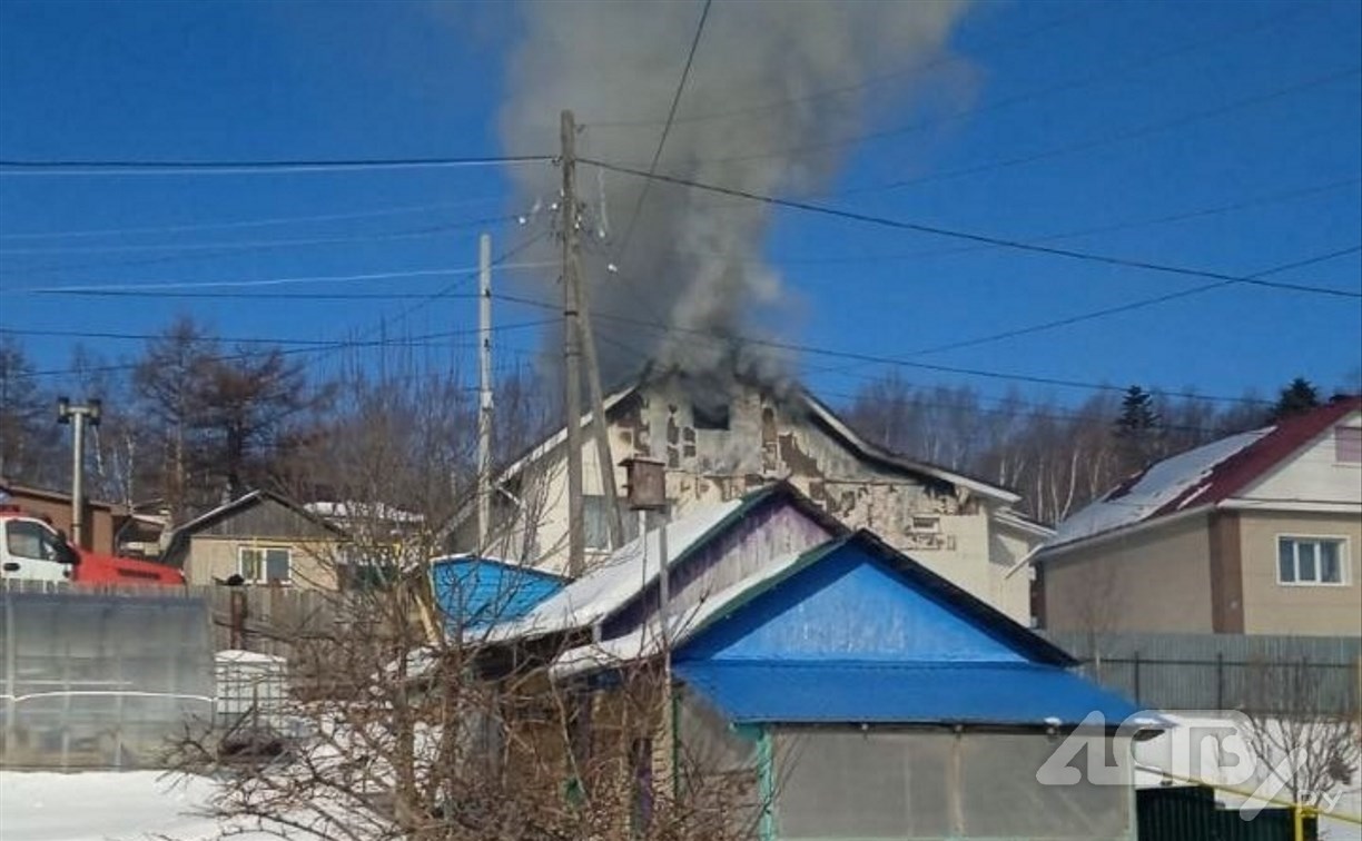 Чердак частного дома в Корсакове загорелся на площади 108 квадратных метров  - Новости Сахалинской области. Происшествия - astv.ru