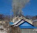 Чердак частного дома в Корсакове загорелся на площади 108 квадратных метров