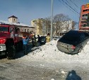 Легковушка влетела в стенд автозаправки на окраине Южно-Сахалинска 