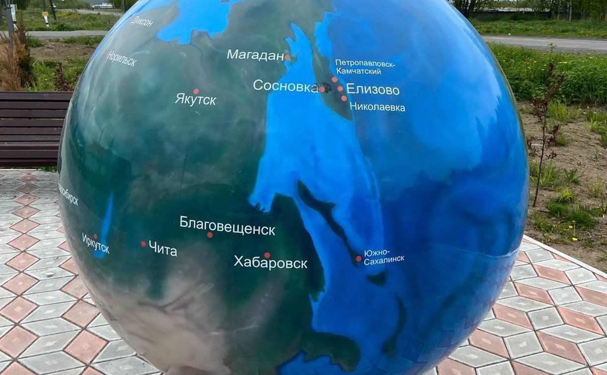 "Соседи, ну что же вы?": на Камчатке установили большой глобус с "больным" Сахалином без Курил