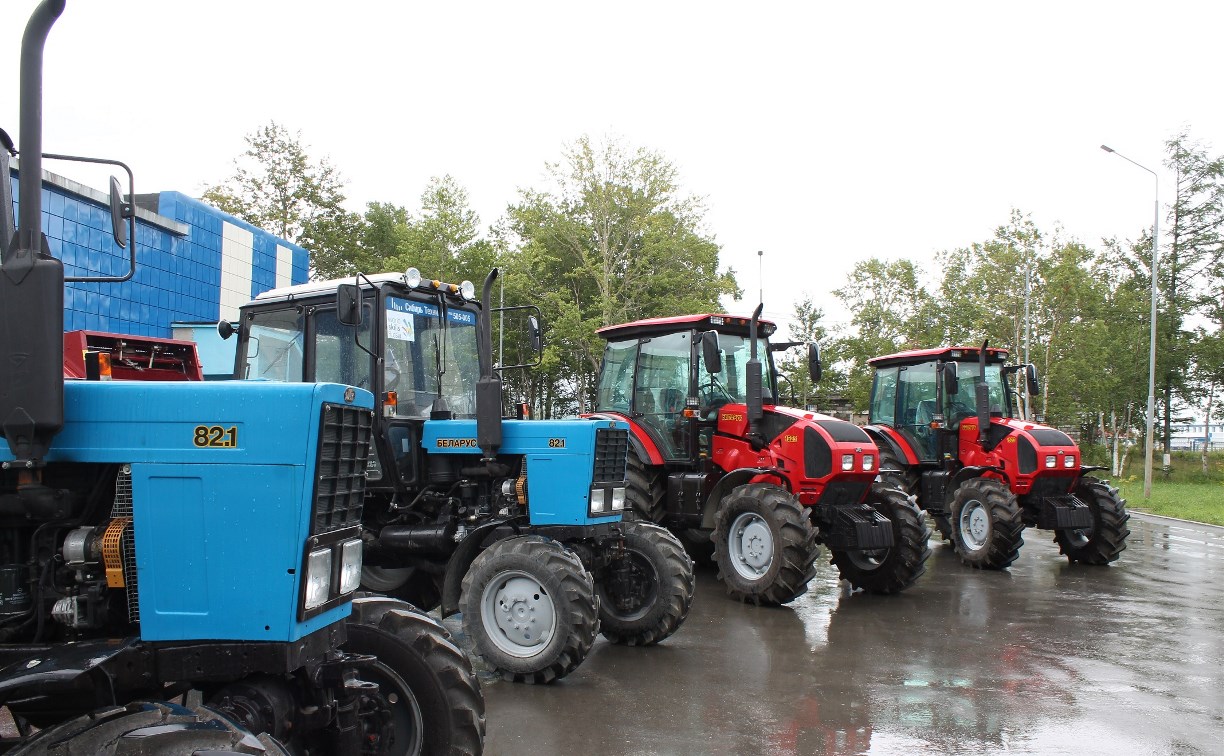 Сахалинский техникум получил 6 новых тракторов после WorldSkills